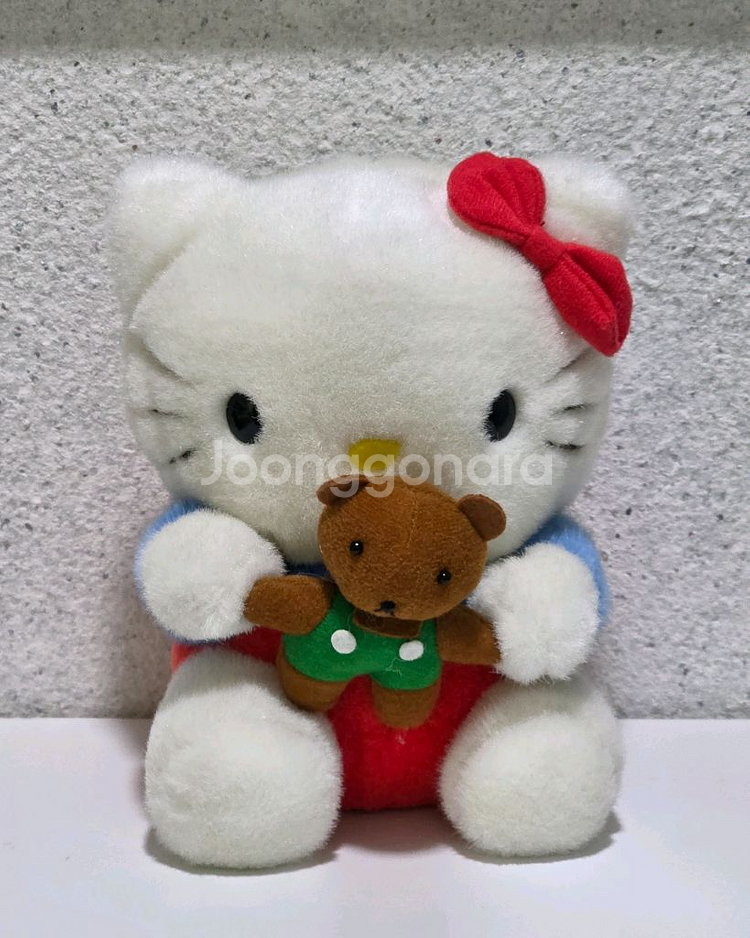 곰들고 있는 키티 인형 보내요.--0
