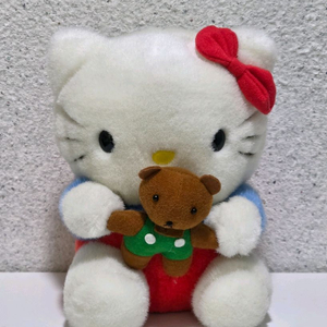 곰들고 있는 키티 인형 보내요.
