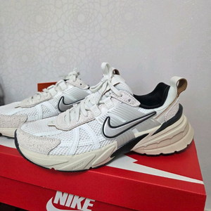 나이키 V2K 런 서밋 화이트/크롬 색상235사이즈