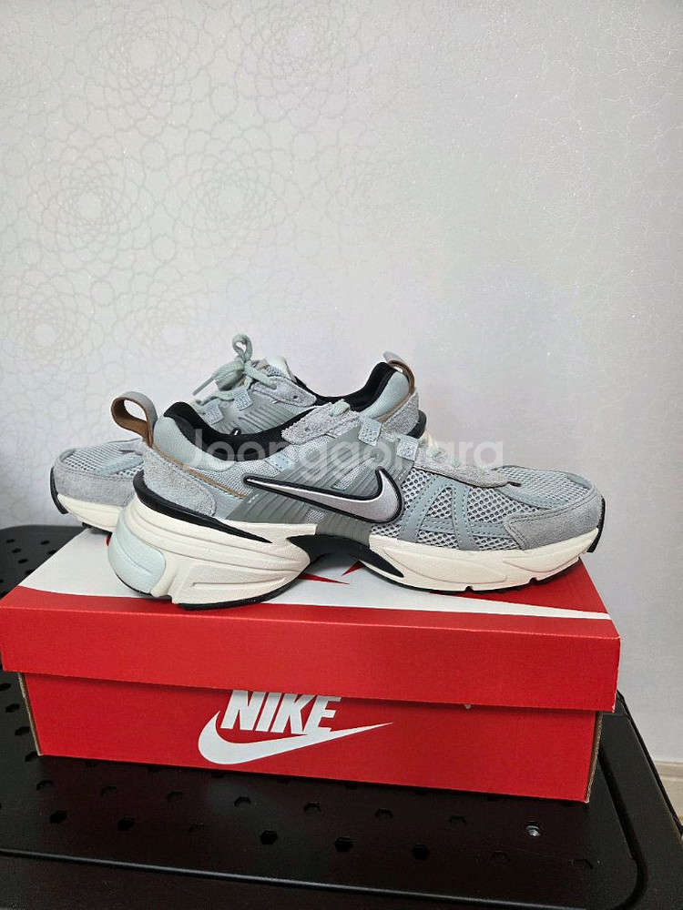 나이키 V2K 런 운동화 우먼스 250 사이즈입니다--1