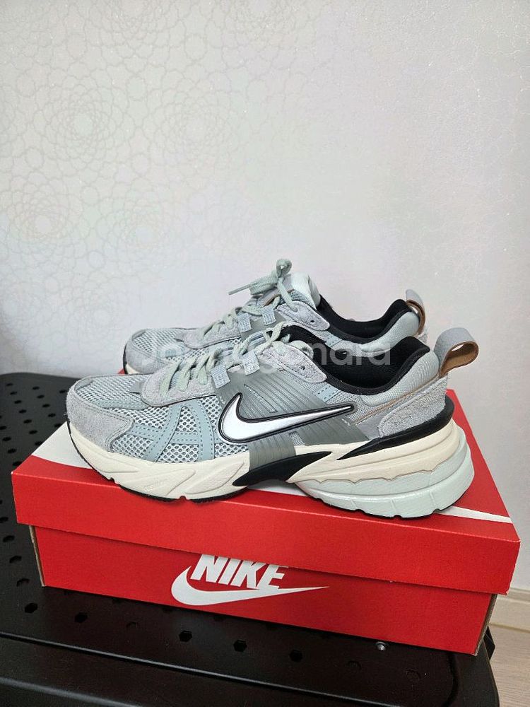나이키 V2K 런 운동화 우먼스 250 사이즈입니다--0