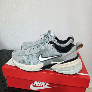 나이키 V2K 런 운동화 우먼스 250 사이즈입니다