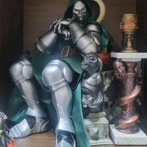 사이드쇼 닥터둠 좌상 1/4 레플리카 피규어 팝니다