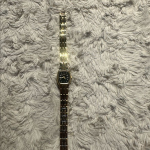 펄사클래식 골드 톤 스퀘어 다이얼 여성시계 팝니다