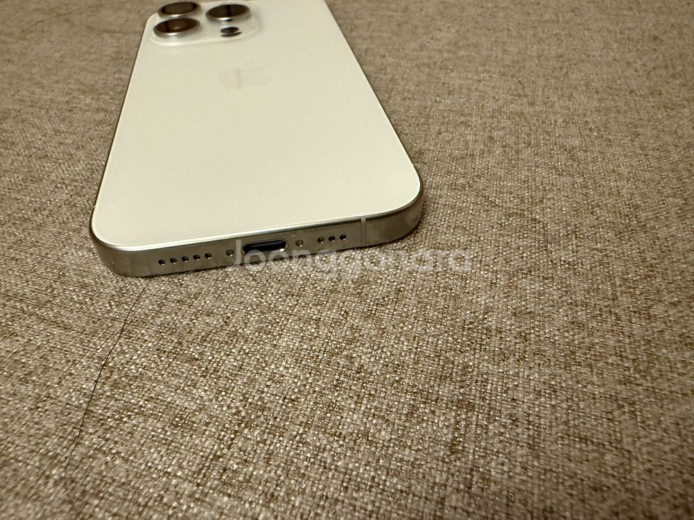 아이폰15 pro 화이트티타늄 256GB S급판매합니다--4