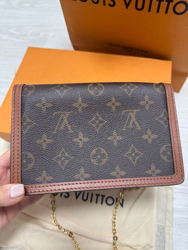 루이비통 도핀 체인 월릿 woc 이미지