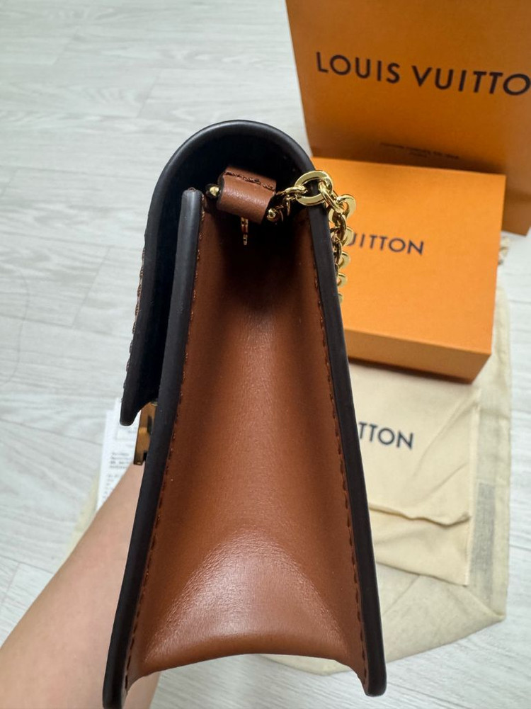 루이비통 도핀 체인 월릿 woc 이미지