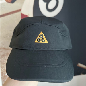 새상품)나이키acg 테일윈드 캡 블랙&옐로우