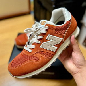 뉴발란스373 오렌지컬러 260 중고 팝니다.