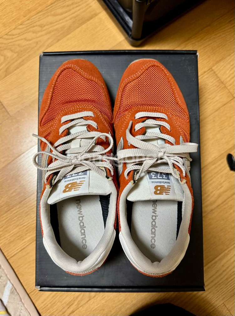 뉴발란스373 오렌지컬러 260 중고 팝니다.--2