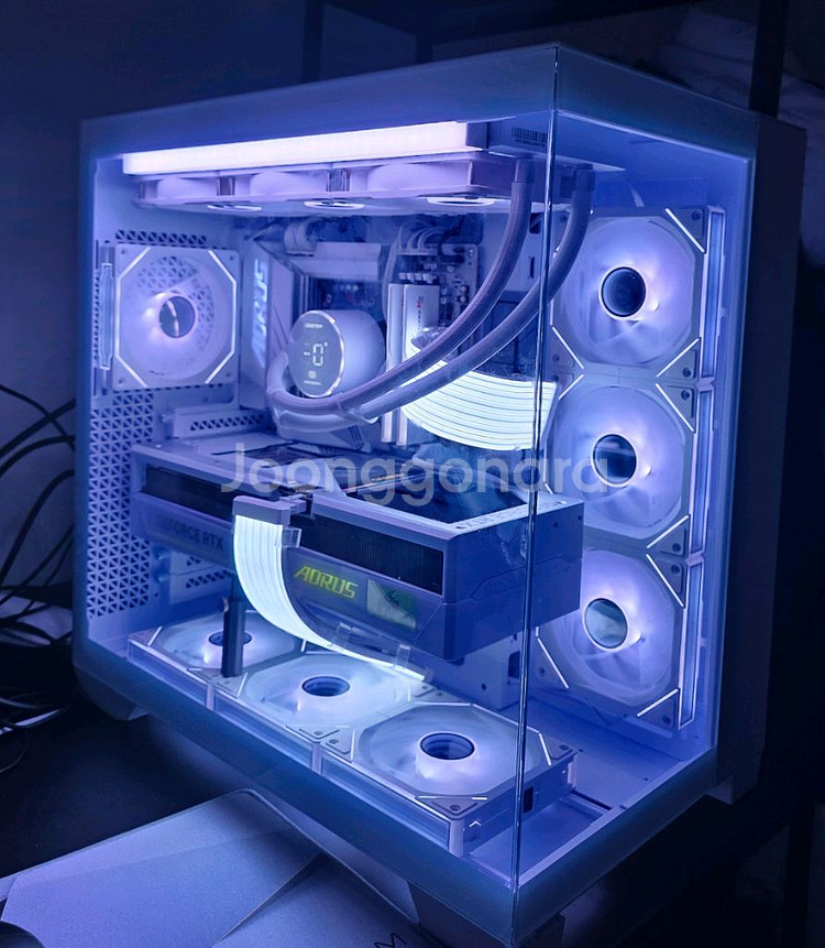 라이젠 9800X3D 5090 어로스마스터 화이트PC--0