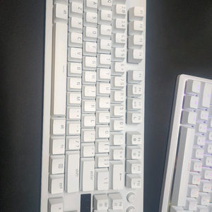 레이저 헌츠맨 v3 pro tkl 풀윤활 팝니다.