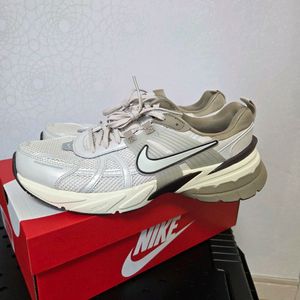 나이키 V2K 런 285사이즈 (280이 적정합니다)