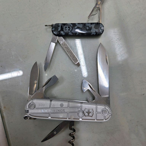 미사용품 빅토리녹스 스파르탄 실버택 + 클래식SD 카모