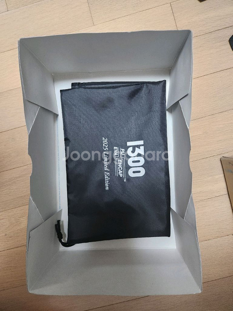 뉴발란스 U1300JP 290사이즈 판매합니다.--1