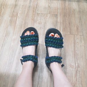슈콤마보니 샌들