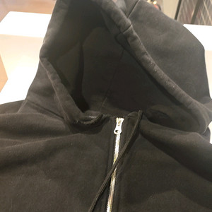 검정색 후드 집업