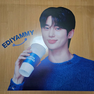 변우석 이디야 콜라보 유리창 스티커