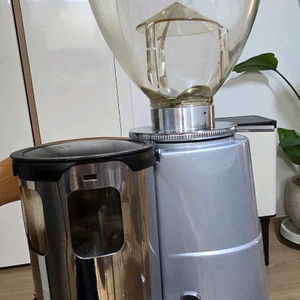 산레모 반자동 그라인더 판매합니다