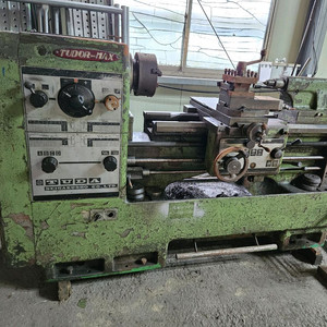 선반기계 쇠 쇄 환봉 갂는 가공 하는 공작 기계 이미지