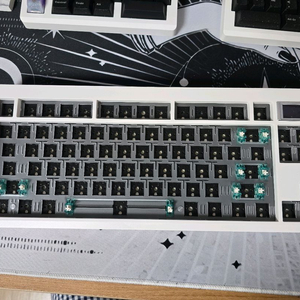 gmk87 화이트 베어본 판매합니다.