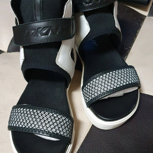 dkny 샌들 235