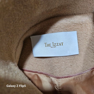 The IZZAT 케이프 코트