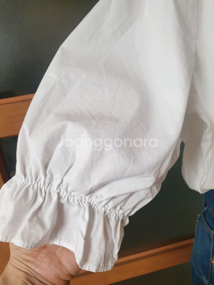 (새제품)레이스포인트 랩스타일 퍼프면블라우스+진주브로치--6