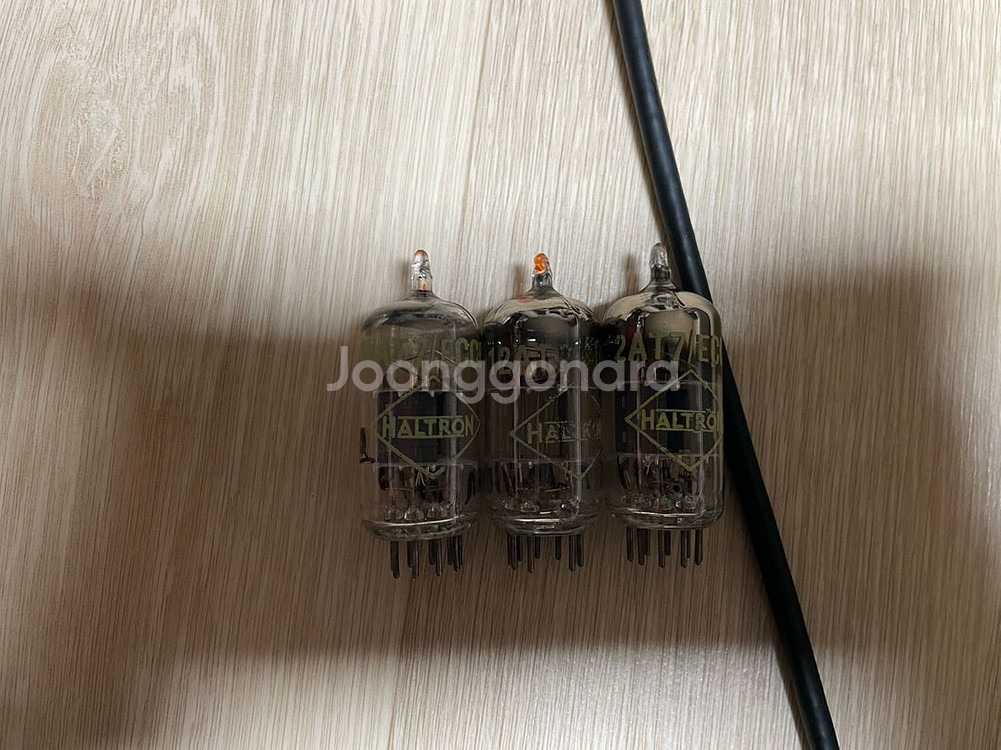 영국 홀트론 Haltron ECC81 진공관 세 개--0