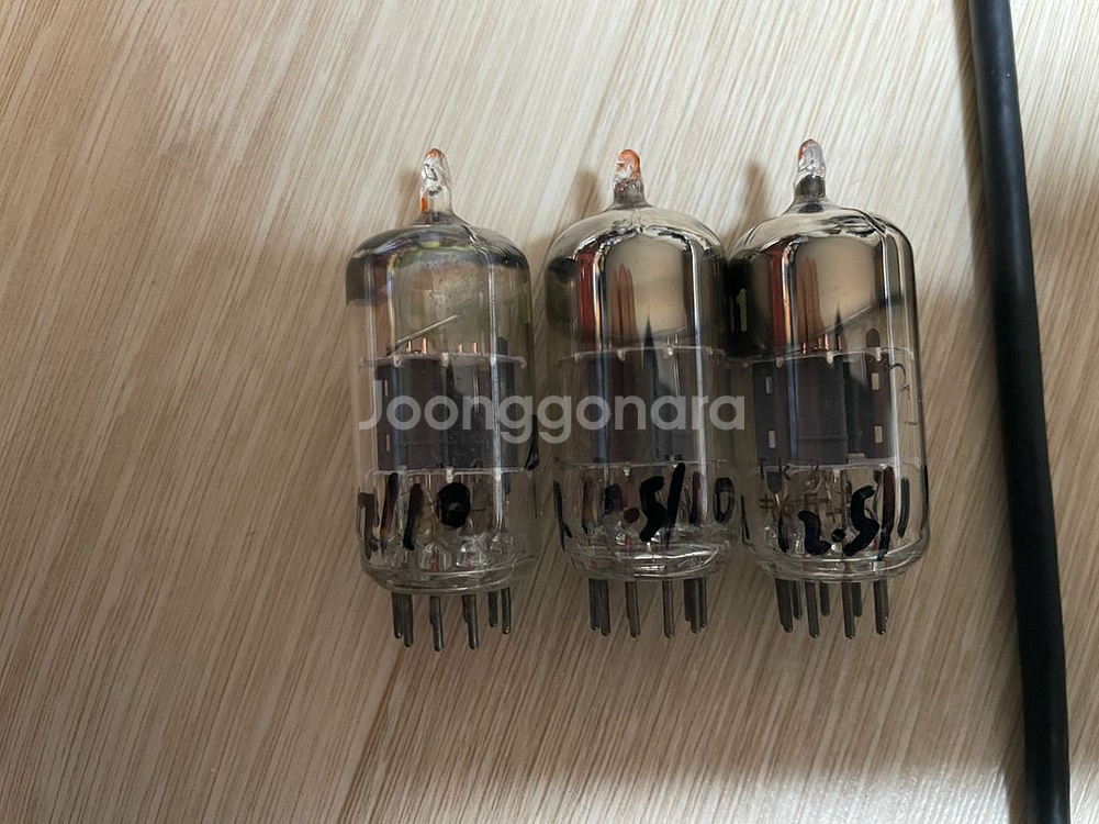 영국 홀트론 Haltron ECC81 진공관 세 개--1