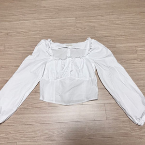 원로그 크롭 퍼프 스퀘어 화이트 블라우스