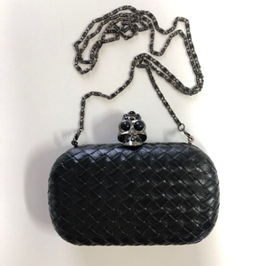 스컬 클로저 위빙 레더 미니 클러치백 (체인 스트랩 포