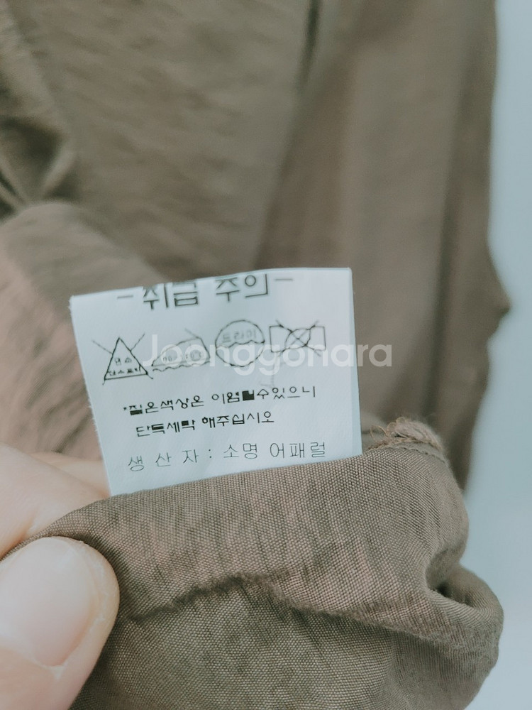 퍼스트제이 찰랑소재 브라운 블라우스--4