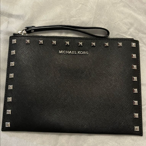 마이클코어스 블랙 클러치