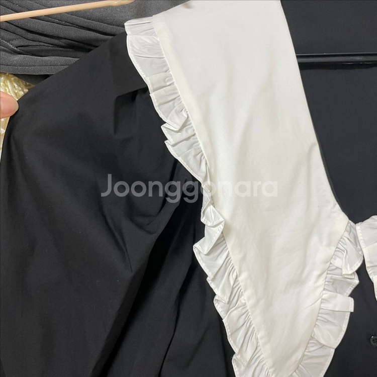 [새상품] 빅카라 퍼프 블라우스--2