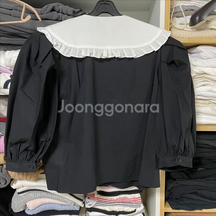 [새상품] 빅카라 퍼프 블라우스--1