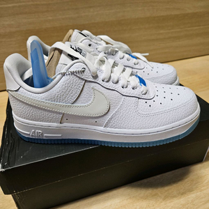 나이키 에어포스 1 07 LX 화이트 유니버시티 블루