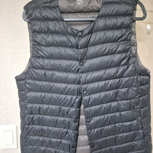 폴햄 구스다운 경량 패딩조끼 블랙 색상 L 사이즈입니다