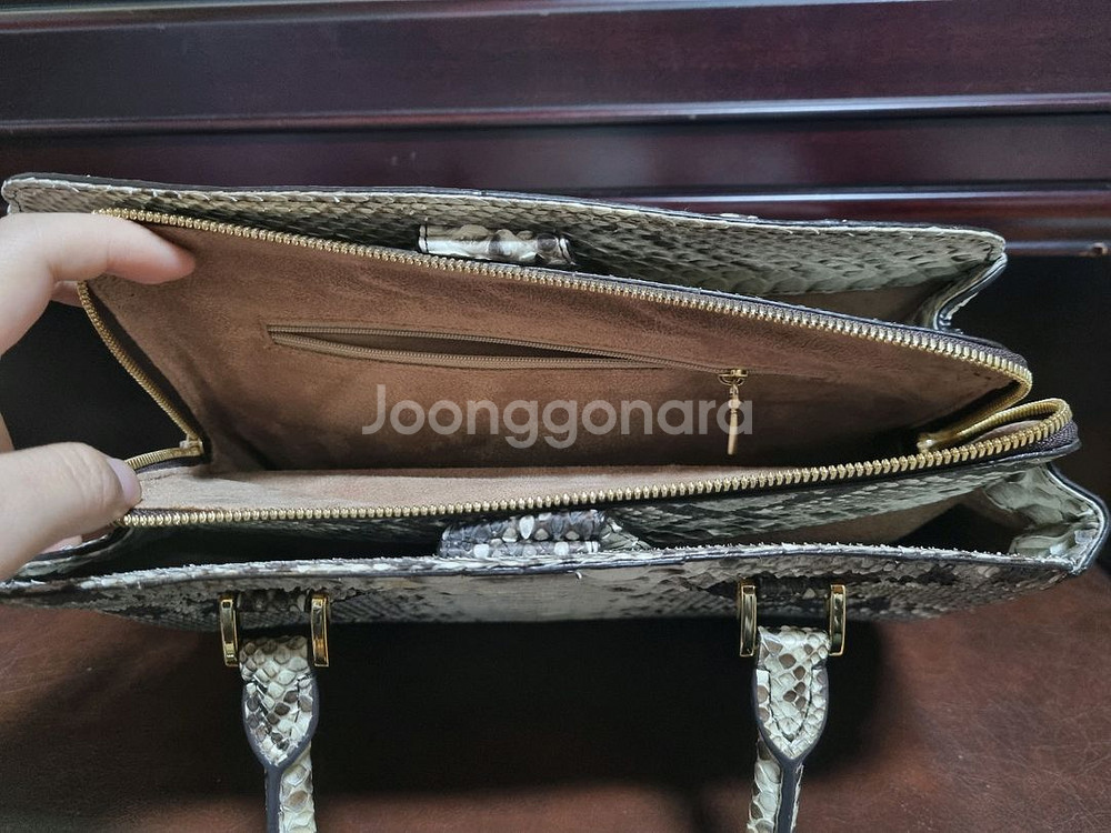 발렌티노 루디 파이톤 악어 뱀피 토드백 미착용--5