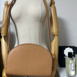 A.P.C. 아페쎄 하프문백 카멜베이지