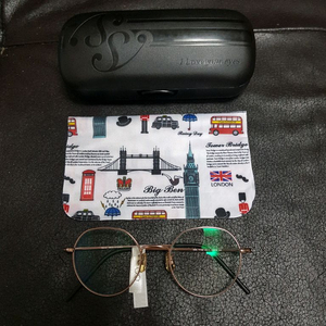티타늄 안경