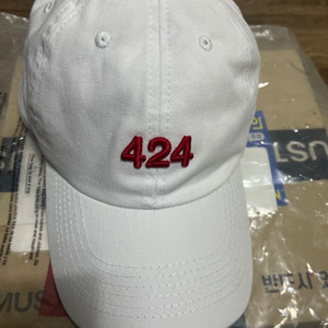 424 모자(캡) 화이트 정품 판매 합니다.