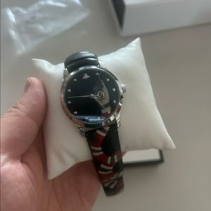 구찌 스네이크 가죽 시계