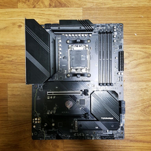 MSI B650 토마호크 와이파이 팝니다