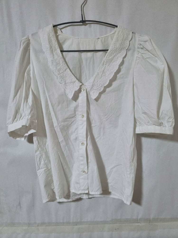 화이트 레이스 셔츠 이미지