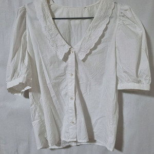 화이트 레이스 셔츠 이미지