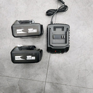 마끼다 호환 배터리 2개와 충전기 1개 세트 새상품입니