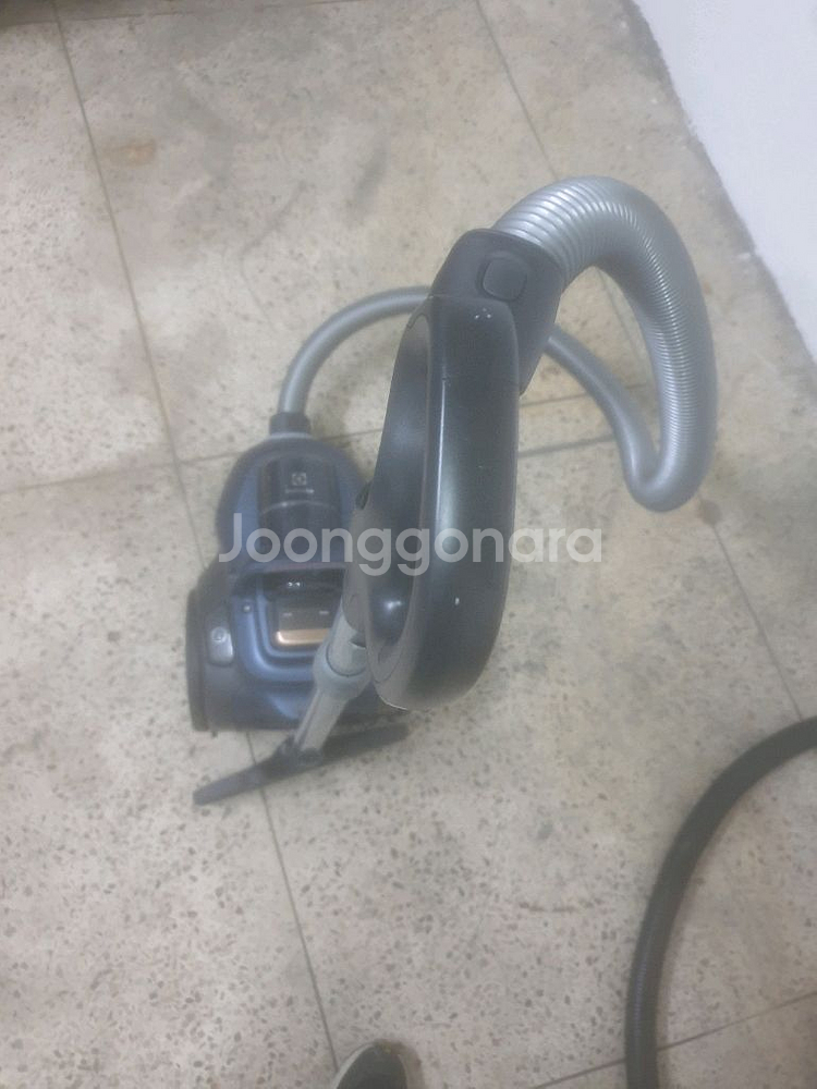 일렉트로룩스 퓨어 C9 진공청소기 입니다--1