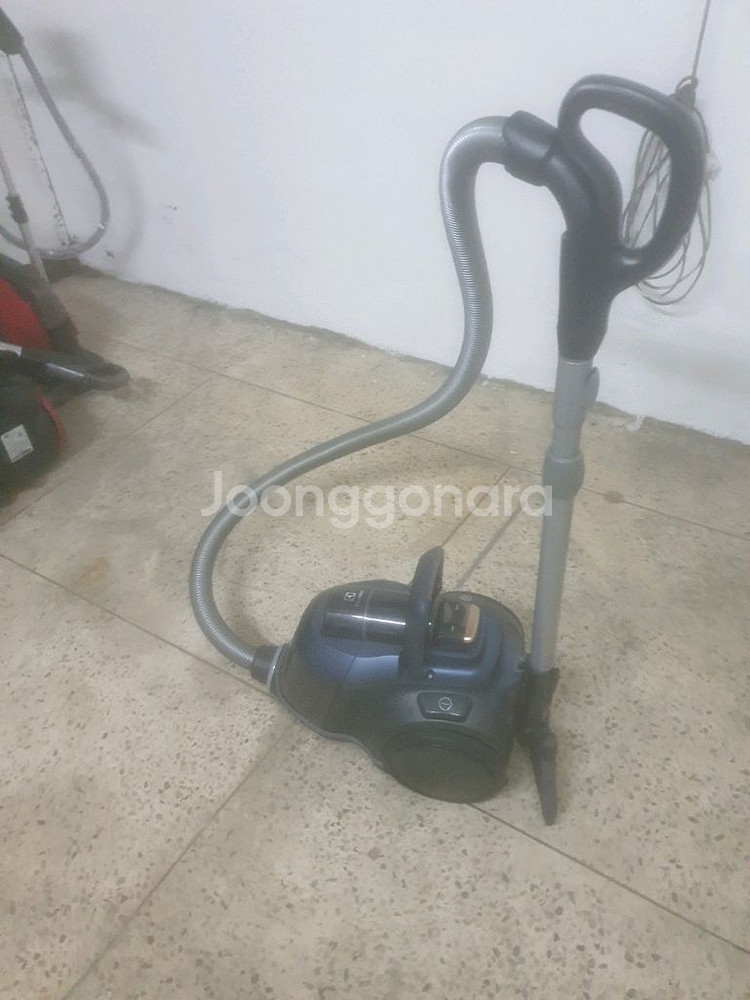 일렉트로룩스 퓨어 C9 진공청소기 입니다--0