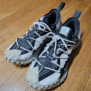 나이키 ACG 마운틴플라이 로우 SE 화이트 앤 블랙